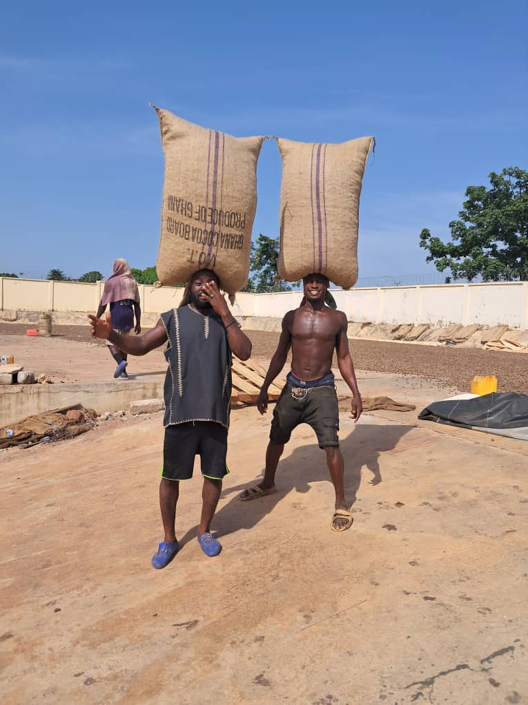 Workers shwoing their skill in carrying load.jpg